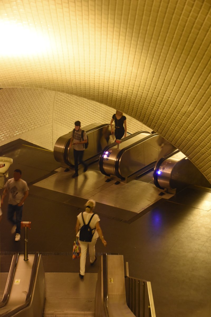LISBOA (Distrikt Lisboa/Concelho Lisboa), 25.08.2019, Rolltreppen zur 45 m unter der Erde liegenden Metrostation Baixa-Chiado (Linha verde und Linha azul)