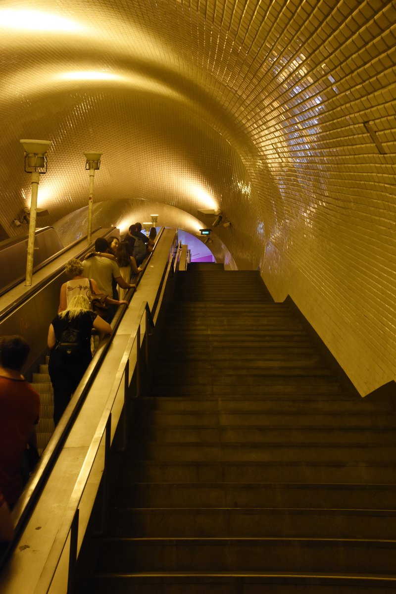 LISBOA (Distrikt Lisboa/Concelho Lisboa), 25.08.2019, Rolltreppen zur 45 m unter der Erde liegenden Metrostation Baixa-Chiado (Linha verde und Linha azul)