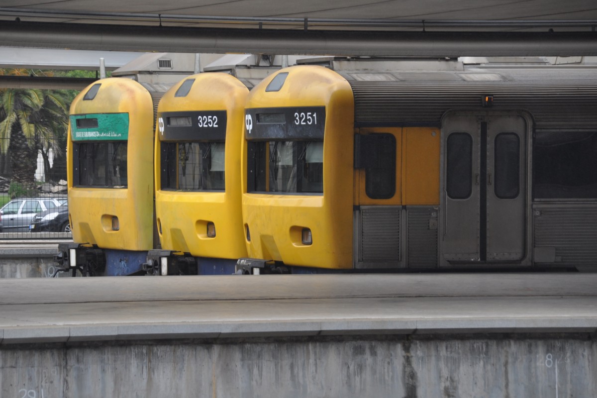 LISBOA (Distrikt Lisboa/Concelho Lisboa), 26.04.2014,  auf die Plätze, fertig, los!  heißt es im Bahnhof Cais do Sodré