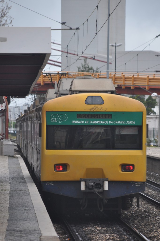 LISBOA (Distrikt Lisboa/Concelho Lisboa), 26.04.2014, Vorortzug nach Cascais im Bahnhof Alcântara-Mar