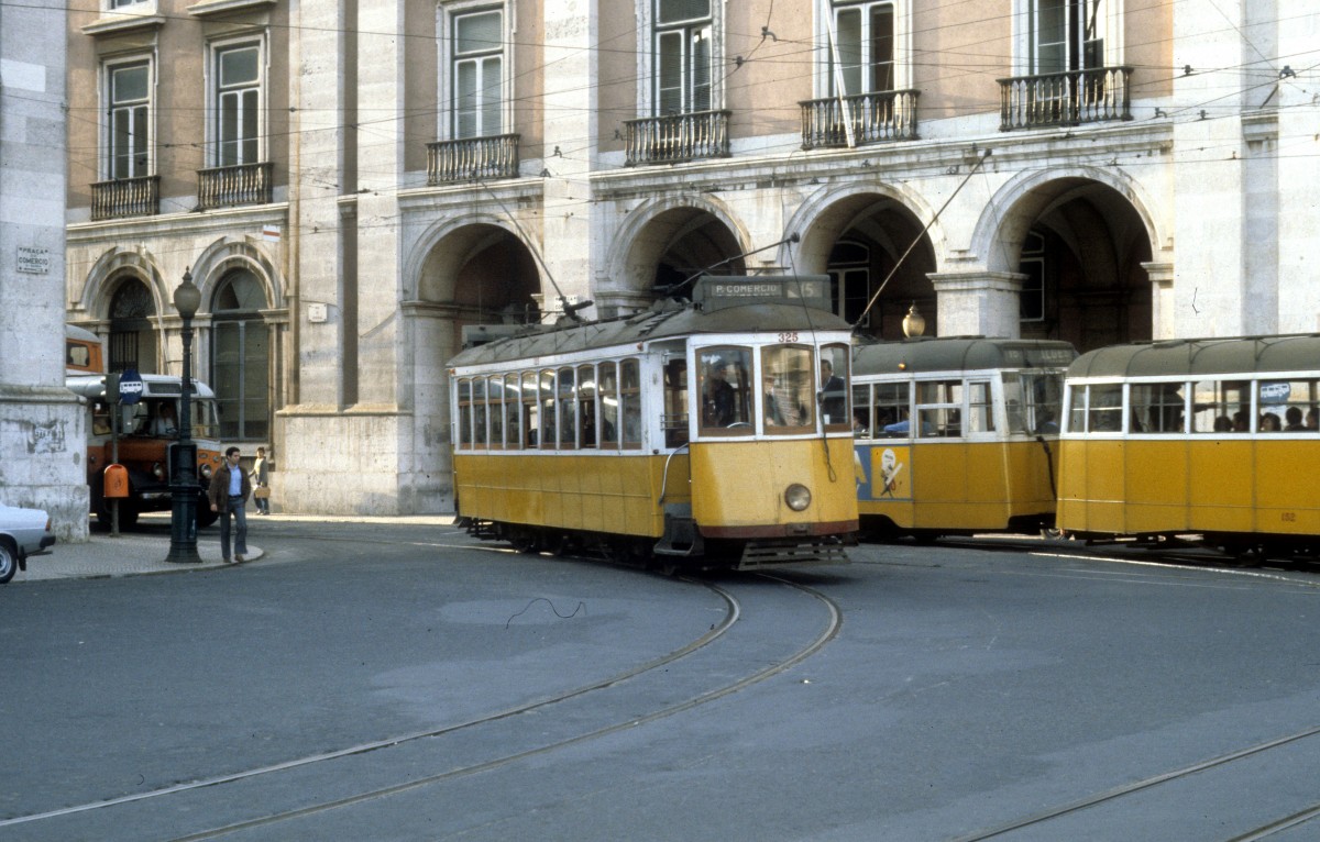 Lisboa /Lissabon SL 15 (Tw 325) Praca do Comrcio im Oktober 1982.