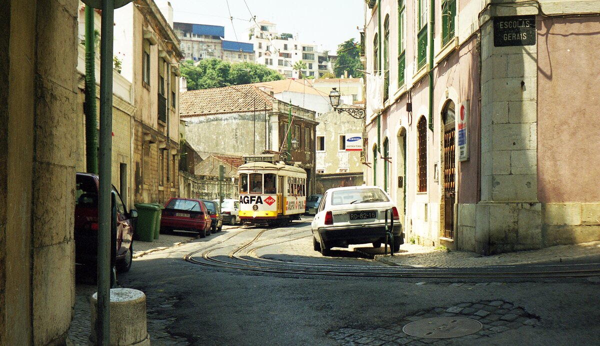 Lissabon Elétricos__Das scharfe Eck mit der Gleisverschlingung an der 'Escolas Gerais' mit Tw 548 auf Linie 28 zum zentralen Platz 'Martim Moniz'__06-1999