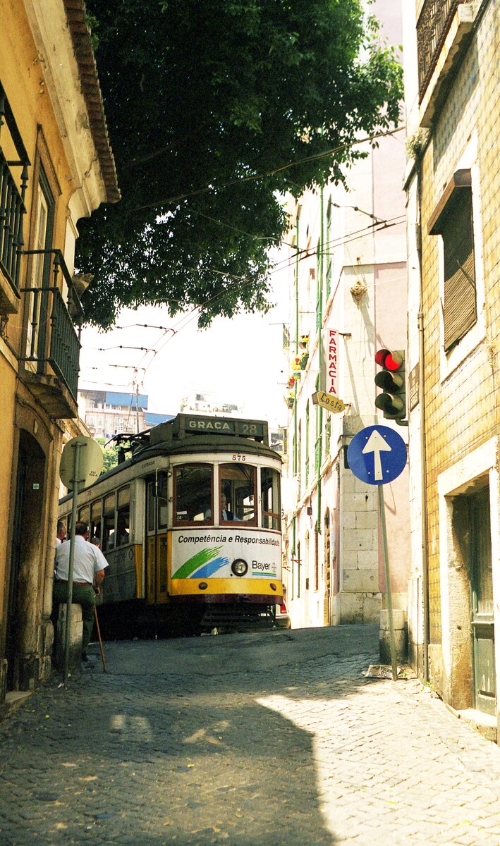 Lissabon Elétricos__Kein Gleis zu sehen, Tw 575 auf Linie 28 nach Graca folgt der Oberleitung.__06-1999