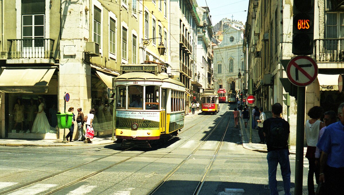 Lissabon Elétricos__Tw 549 auf Linie 28, als erster in der Reihe von drei Tw, an der Rua da Prata in Lissabons Unterstadt. Im Hintergrund die Kirche Santa Maria Madalena.__06-1999