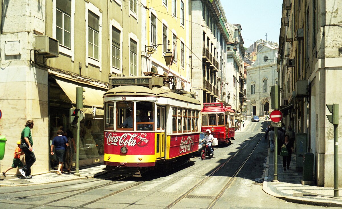 Lissabon Elétricos__Tw 561 auf Linie 12 mit Ziel 'Praça da Figueira' an der Rua da Prata in Lissabons Unterstadt. Dahinter folgt Stadtrundfahrt-Tram im ursprünglichen Rot von 1901. Im Hintergrund die Kirche Santa Maria Madalena.__06-1999
