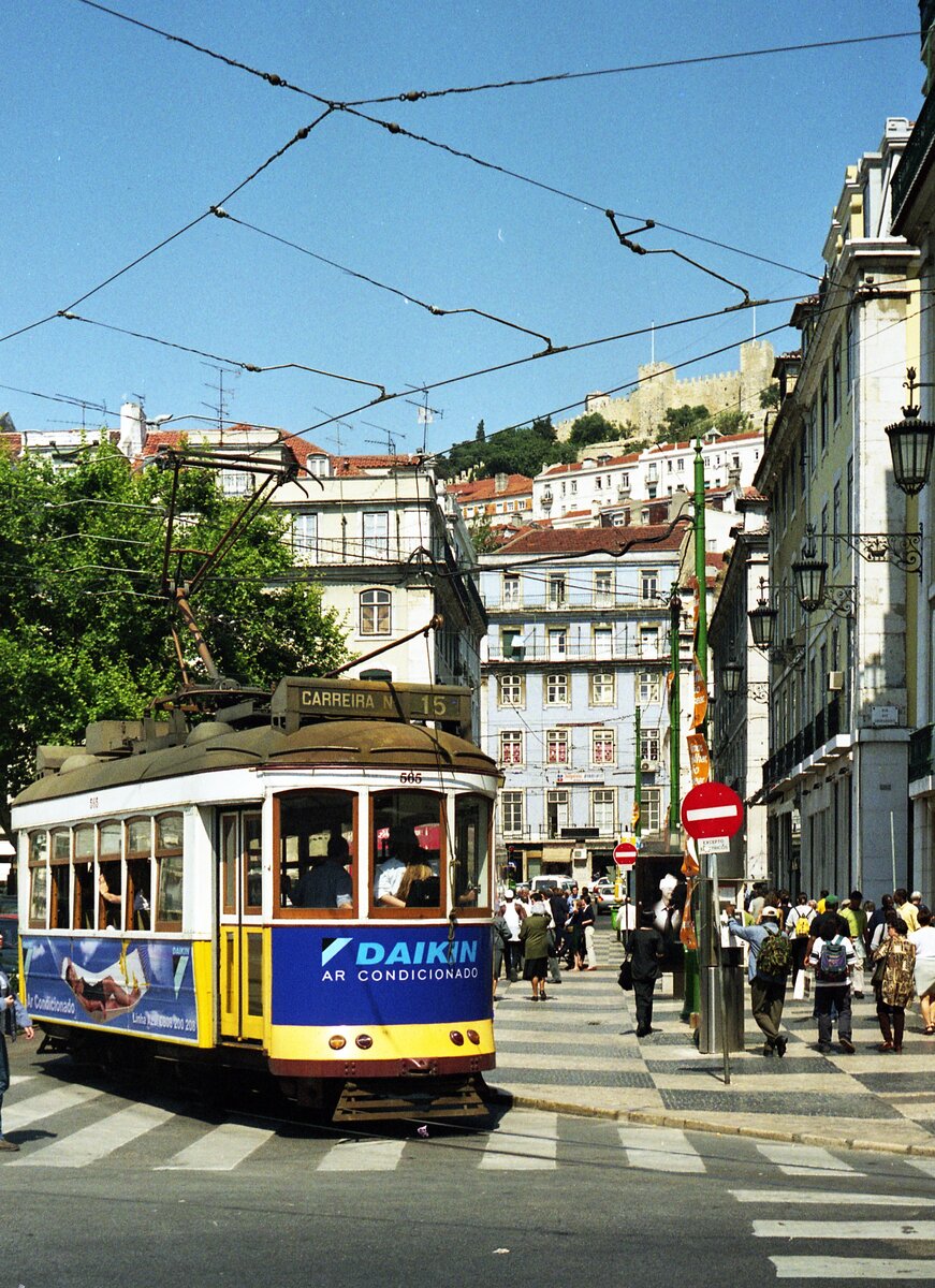 Lissabon Elétricos__Tw 565 auf Linie 15 in Lissabons Unterstadt, der Baixa. Noch ist der Einholmstromabnehmer angelegt, von der Strecke außerhalb der Altstadt. Für die Weiterfahrt in den engen Altstadtgassen muß wegen stellenweise zu kleinem Lichtraumprofil aber das Stängele benutzt werden.  __06-1999