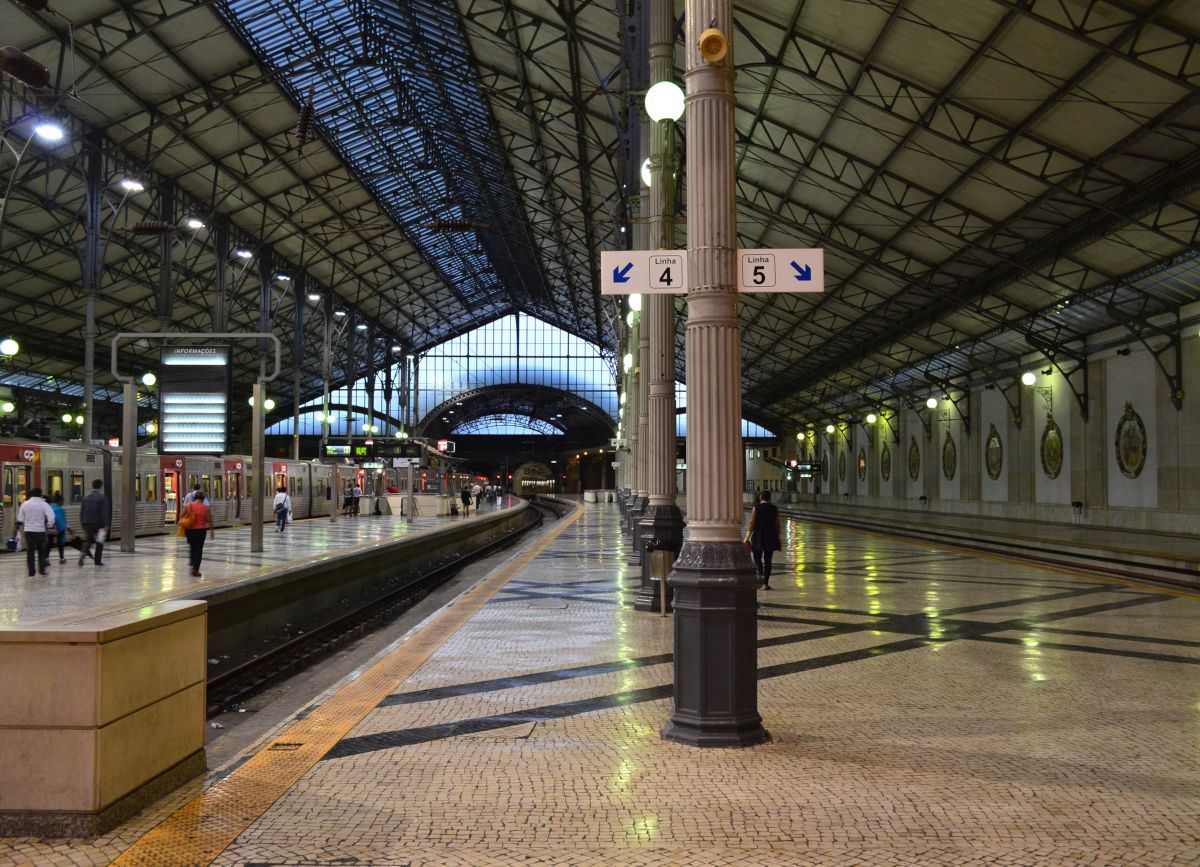 Lissabon-Rossio bei Nacht: Blick über die Bahnsteigsperren hinweg auf Gleis 4 und 5. 18.9.2014