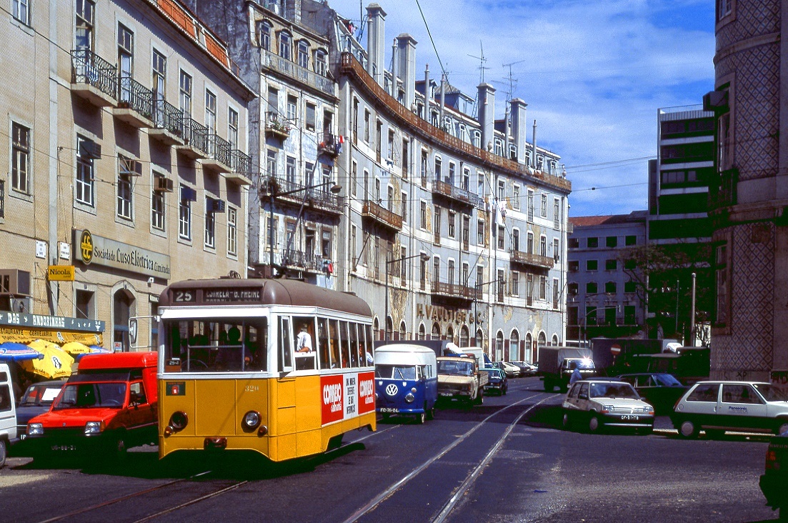 Lissabon Tw 320 am Largo de Santos, 11.09.1990. Diese Fahrzeuge mit neuem Holzaufbau aus den 1950ern wurden bis 1991 ausgemustert. 