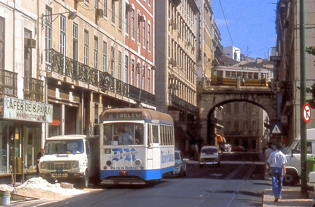 Lissabon Tw 493 in der Rua da Sao Paulo, 11.09.1990. Im Hintergrund die Unterführung unter der Rua do Alecrim.