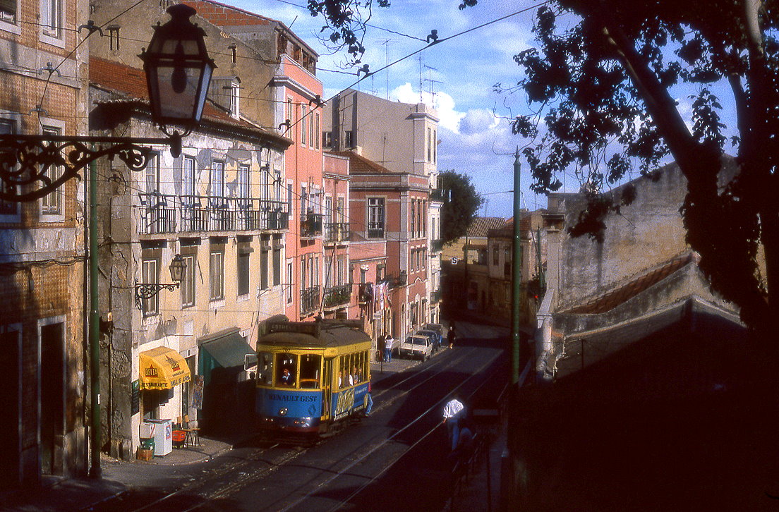 Lissabon Tw 707 auf der Linie 28 durch die Alfama, Rua das Escolas Gerais, 12.09.1990. 