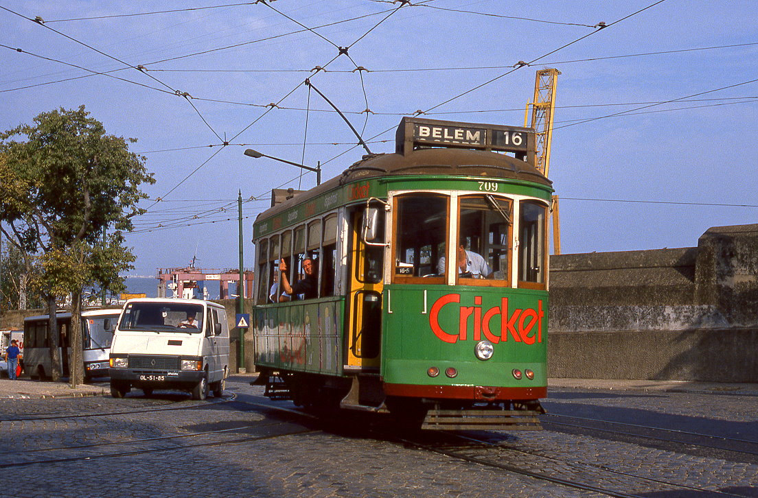 Lissabon Tw 709 am einstigen Straenbahnknoten Rua da Madre de Deus / Rua Nelson de Barros / Calcada da Cruz de Pedra, 10.09.1990.