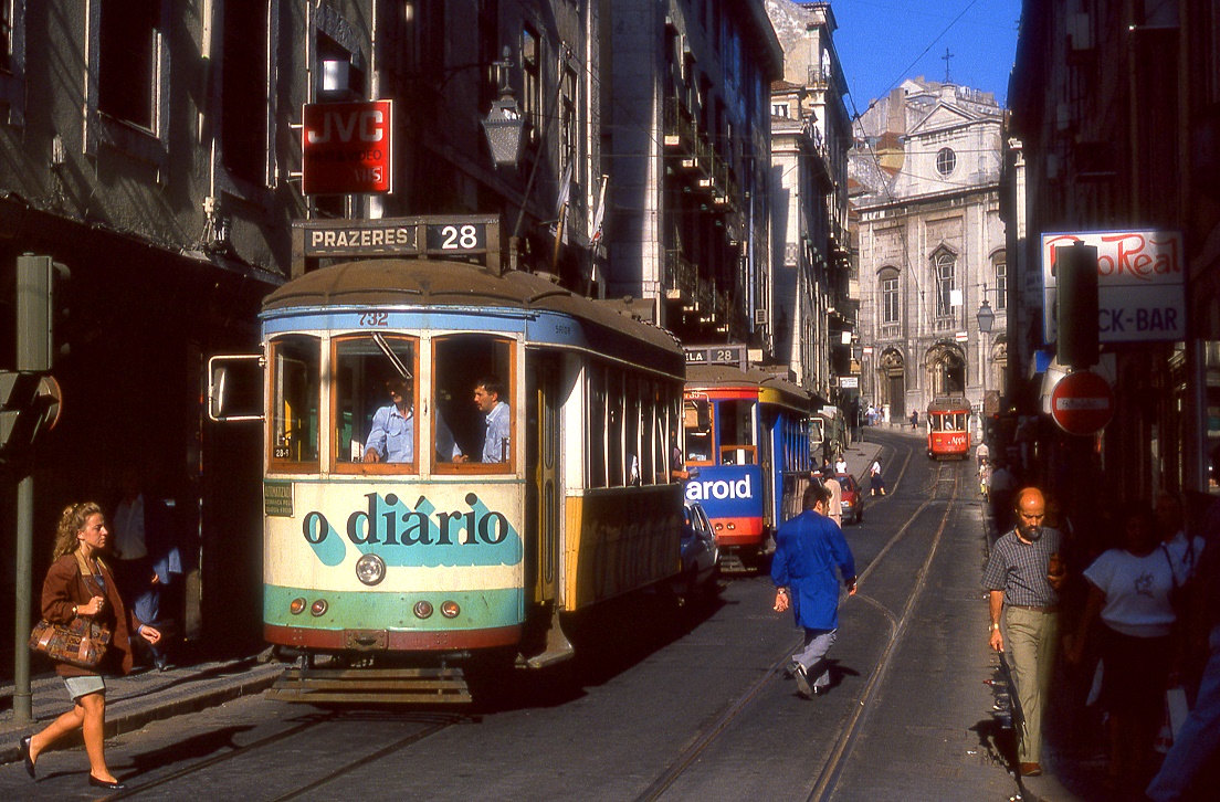 Lissabon Tw 732 in der Rua do Conceio, die nur am spten Nachmittag ein wenig Sonnenlicht bekommt, 12.09.1990. 