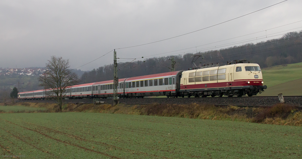 Living legend: Zugegeben, eine rot-beige 103 mit österreichischen Wagen ist keine wirkliche Neuheit auf der Kursbuchstrecke 750 zwischen Stuttgart und Ulm. Dennoch ließ ich mich am 20. Dezember 2013 auch durch das 103-typische Wetter nicht davon abhalten, die Frankfurter 103 235 mit IC 119 bei Uhingen aufzunehmen.
Mit diesem Bild wünsche ich allen Usern ein frohes Weihnachtsfest und eine erhohlsame Zeit!