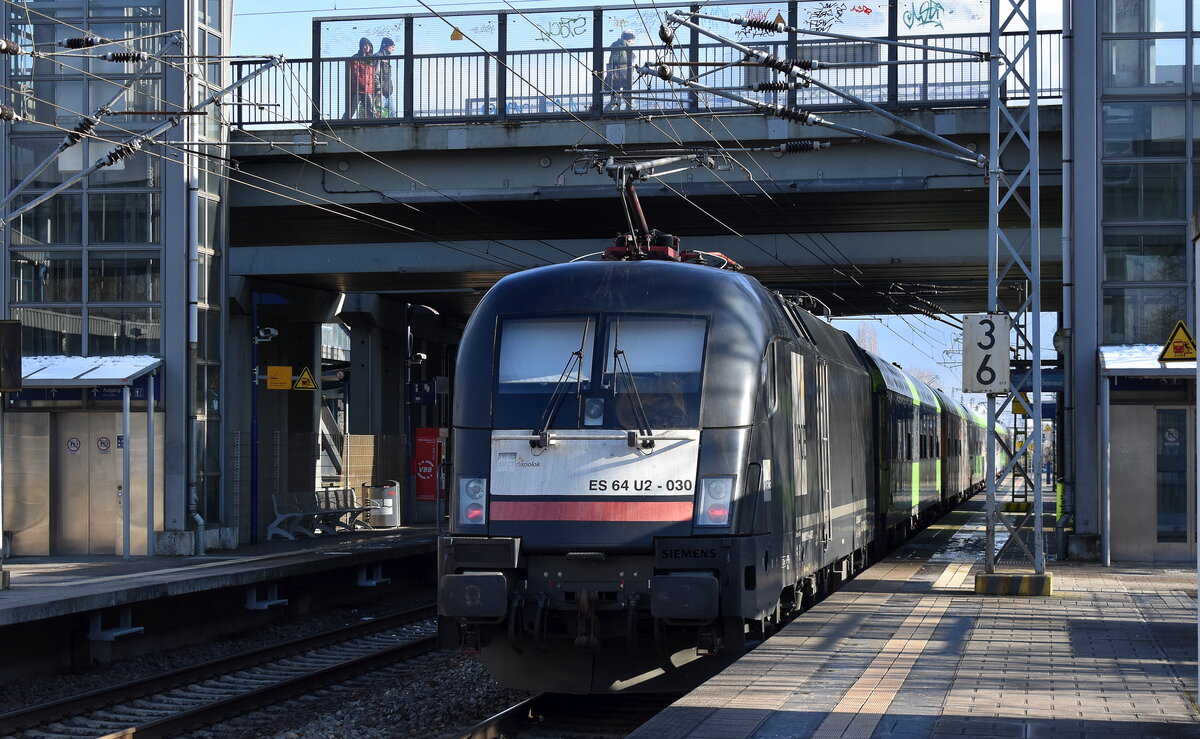 lixtrain mit dem MRCE Taurus  ES 64 U2-097  [NVR-Nummer: 91 80 6182 597-5 D-DISPO] und Wagengarnitur im Tandem mit dem MRCE Taurus  ES 64 U2-030  [NVR-Nummer: 91 80 6182 530-6 D-DISPO] am 11.03.23 Durchfahrt Bahnhof Berlin-Hohenschönhausen.