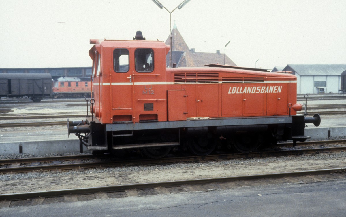 LJ, Lollandsbanen, Diesellok M 12 (Arnold Jung Lokomotivfabrik 1957; Motor: MAN 6-Zylinder-Dieselmotor) Bahnhof Nakskov am 16. Februar 1982.