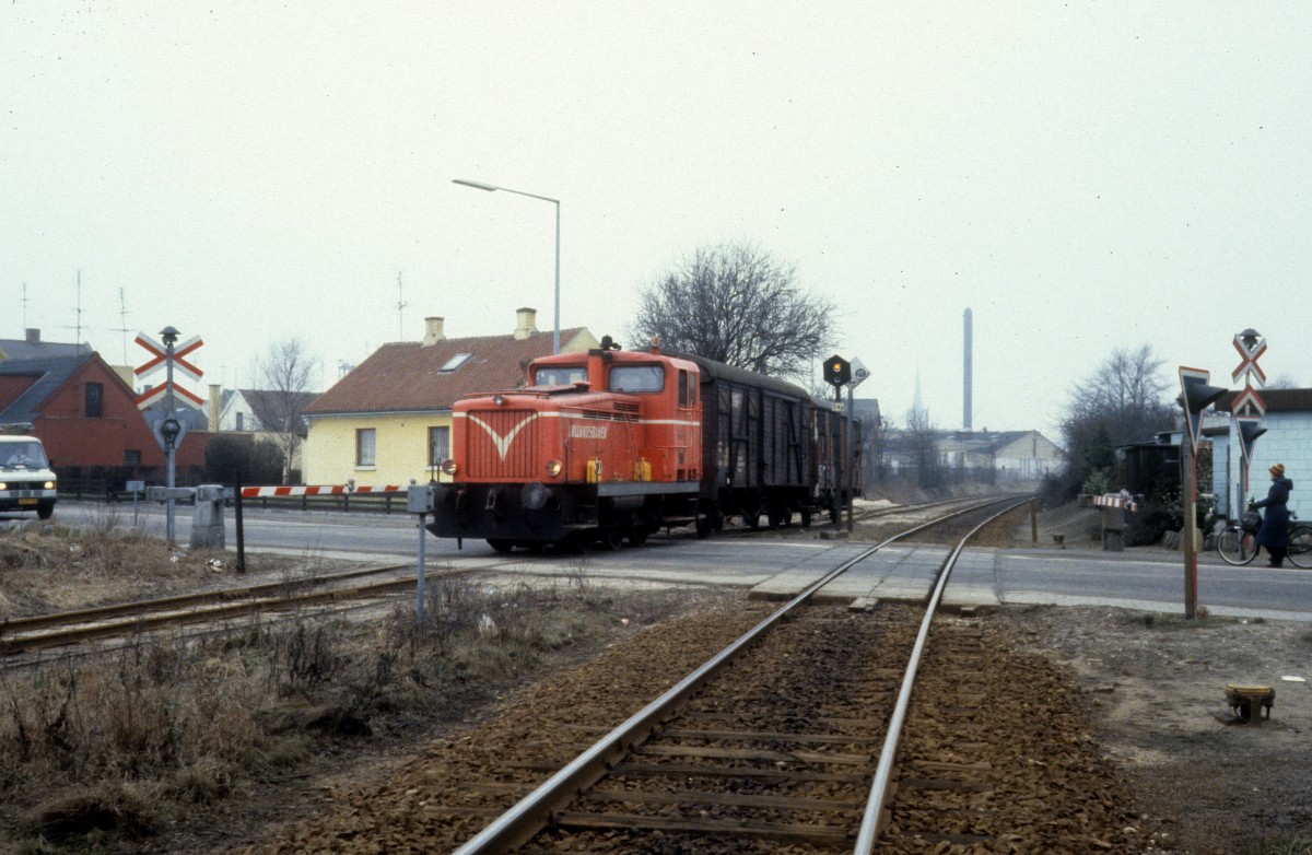 LJ (Lollandsbanen) Diesellok M12 mit zwei Güterwagen errreicht am 16. februar 1982 die Zuckerfabrik in Nakskov.
