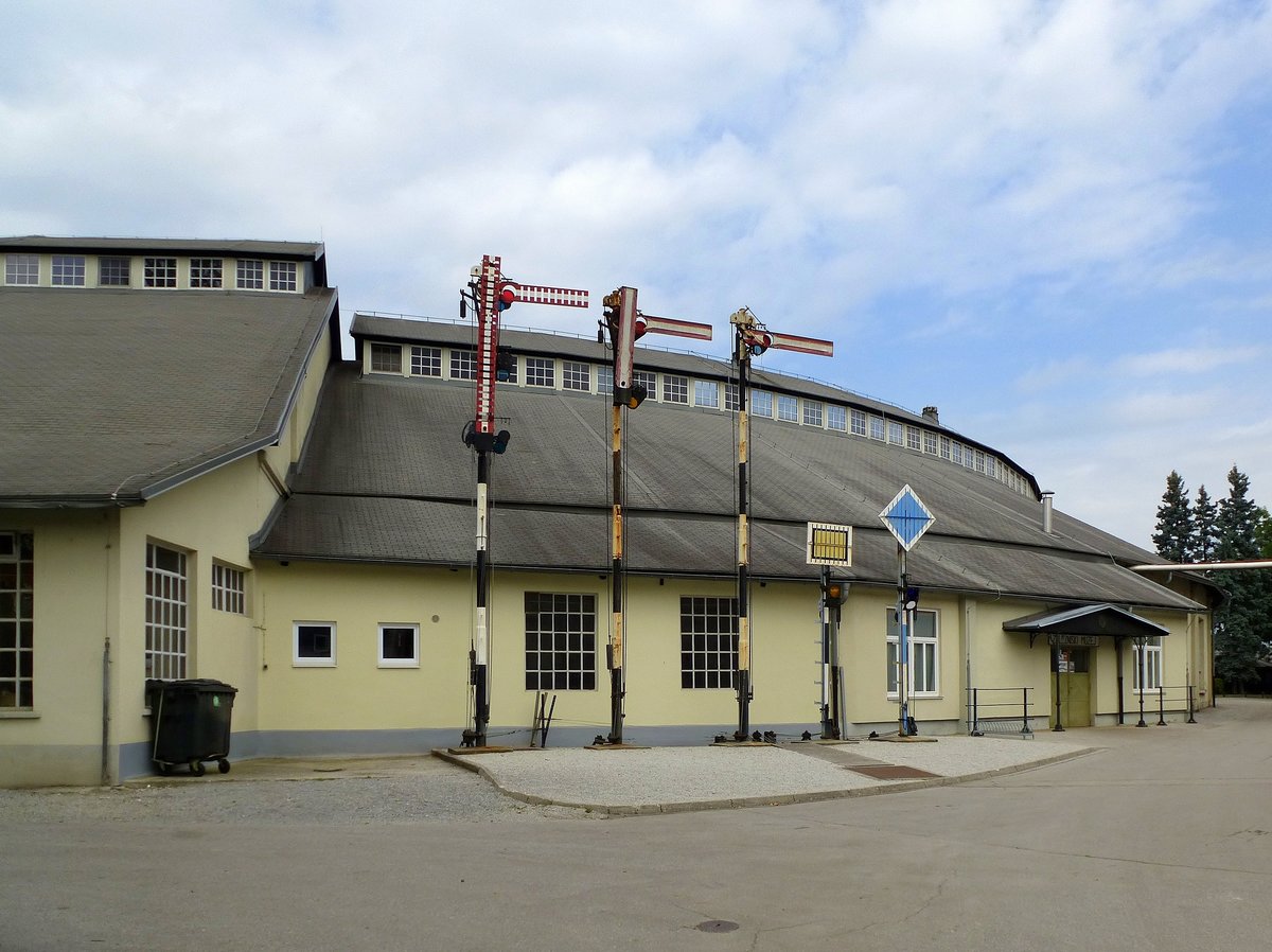 Ljubljana (Laibach), Eingang zum Nationalen Eisenbahnmuseum für Slowenien, besteht seit den 1960er Jahren, mit über 60 historischen Dampfloks und vielen Gerätschaften, sehr sehenswert, Juni 2016