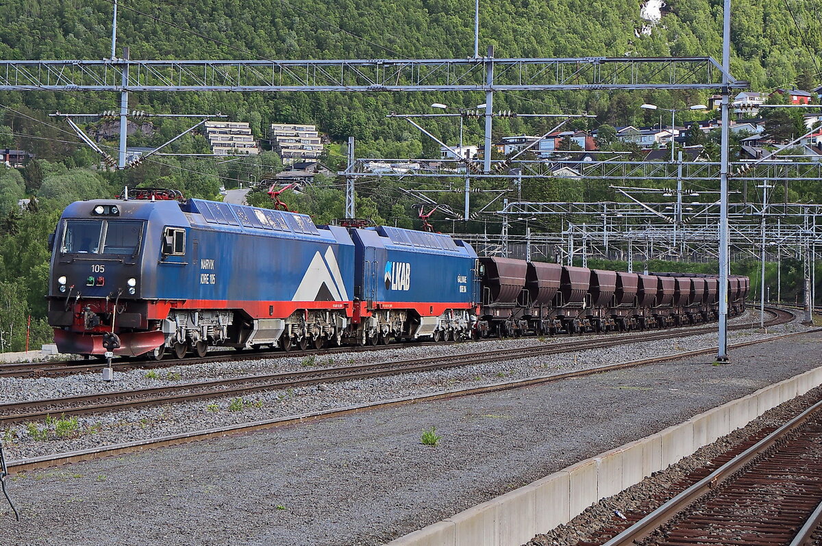 LKAB IORE 105 und 104 beim durchfahren des Bahnhof  Kiruna am 25. Juni 2022 mit einem leeren Erzzug.