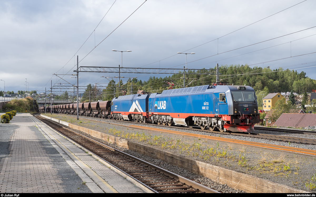 LKAB IORE 122 und 113 durchfahren am 4. September 2019 mit einem leeren Erzzug den Bahnhof Narvik in Richtung Kiruna.