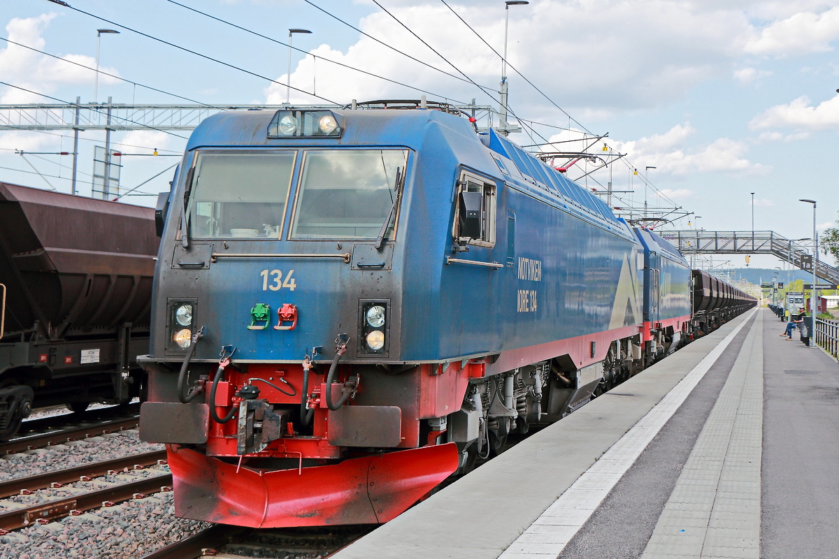 LKAB IORE 134 und 101 beim durchfahren des Bahnhof Gällvare am 26. Juni 2022 mit einem leeren Erzzug in Richtung Kiruna.