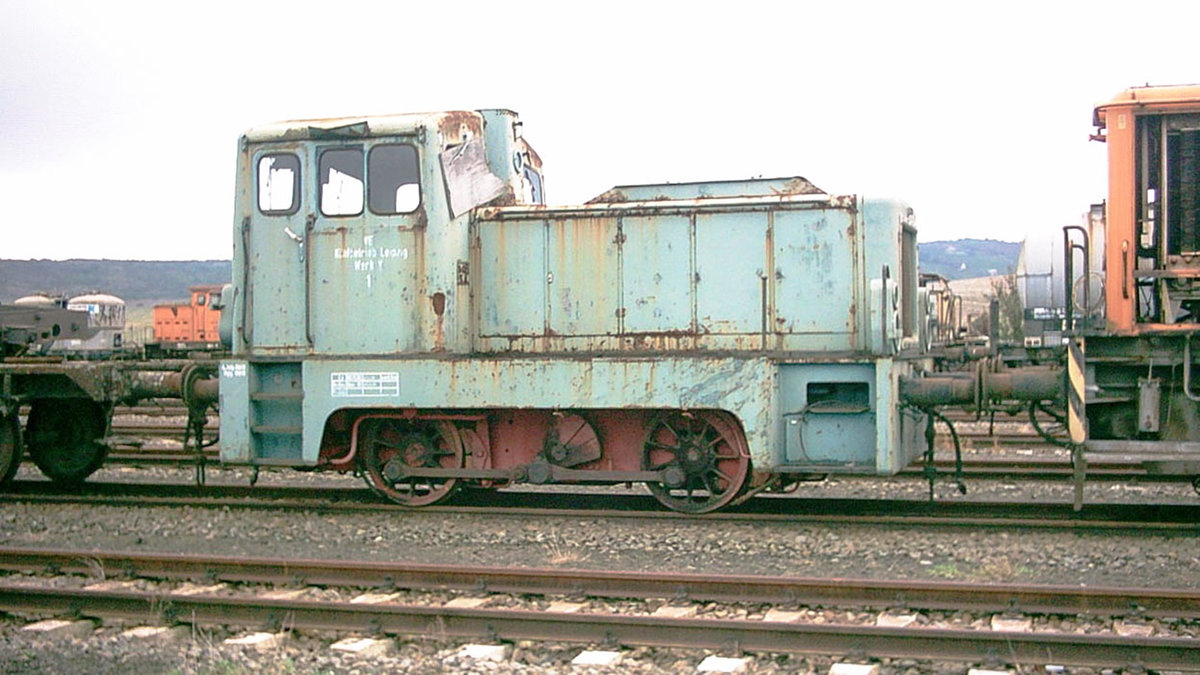 LKM (Lokomotivbau Karl Marx) V18-261560 Bj.1967 und später V22-261560-5 vom damligen VEB Kühlbetrieb Leipzig, Werk Dahlem 1, stand diese 2006 in Karsdorf/U.
der verbleib ist unbekannt.
Karsdorf / Unstrut 2006