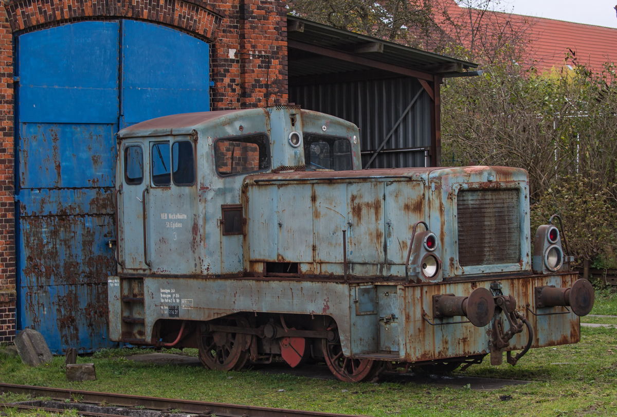LKM V22 (98 80 3312005) : Abgestellte Lok in Bergen auf Rügen könnte durch ihre Patina interessant für Modellbahnbauer sein. - 02.11.2017