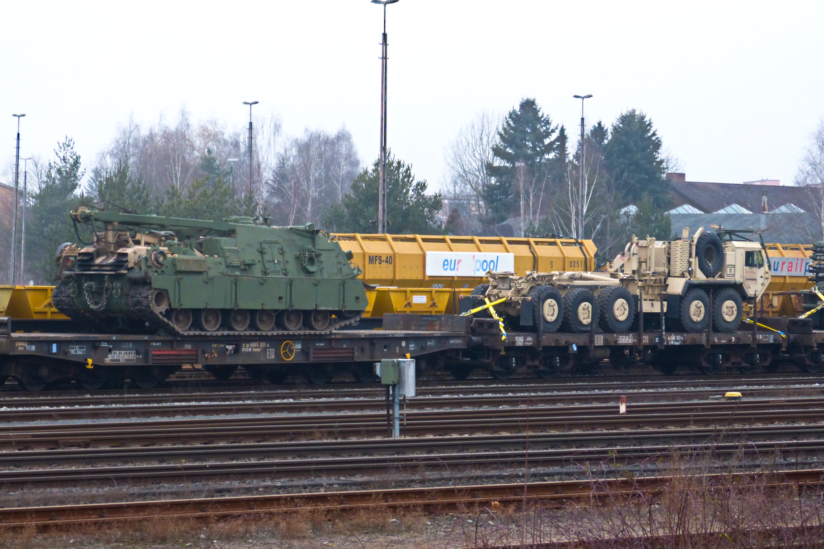 Lkw und Panzer in einem Militärzug in Weiden. Fotografiert am 11.01.2018 bei trüben Wetter stark rangezoomt von einem öffentlichen Parkplatz (BurgerKing) aus