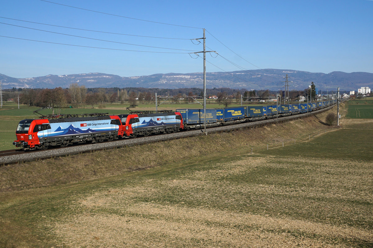 LKW-Walter Zug 43707 geführt mit zwei Vectrons von SBB CARGO INTERNATIONAL bei Bollodingen am 24. Februar 2019.
Foto: Walter Ruetsch
 