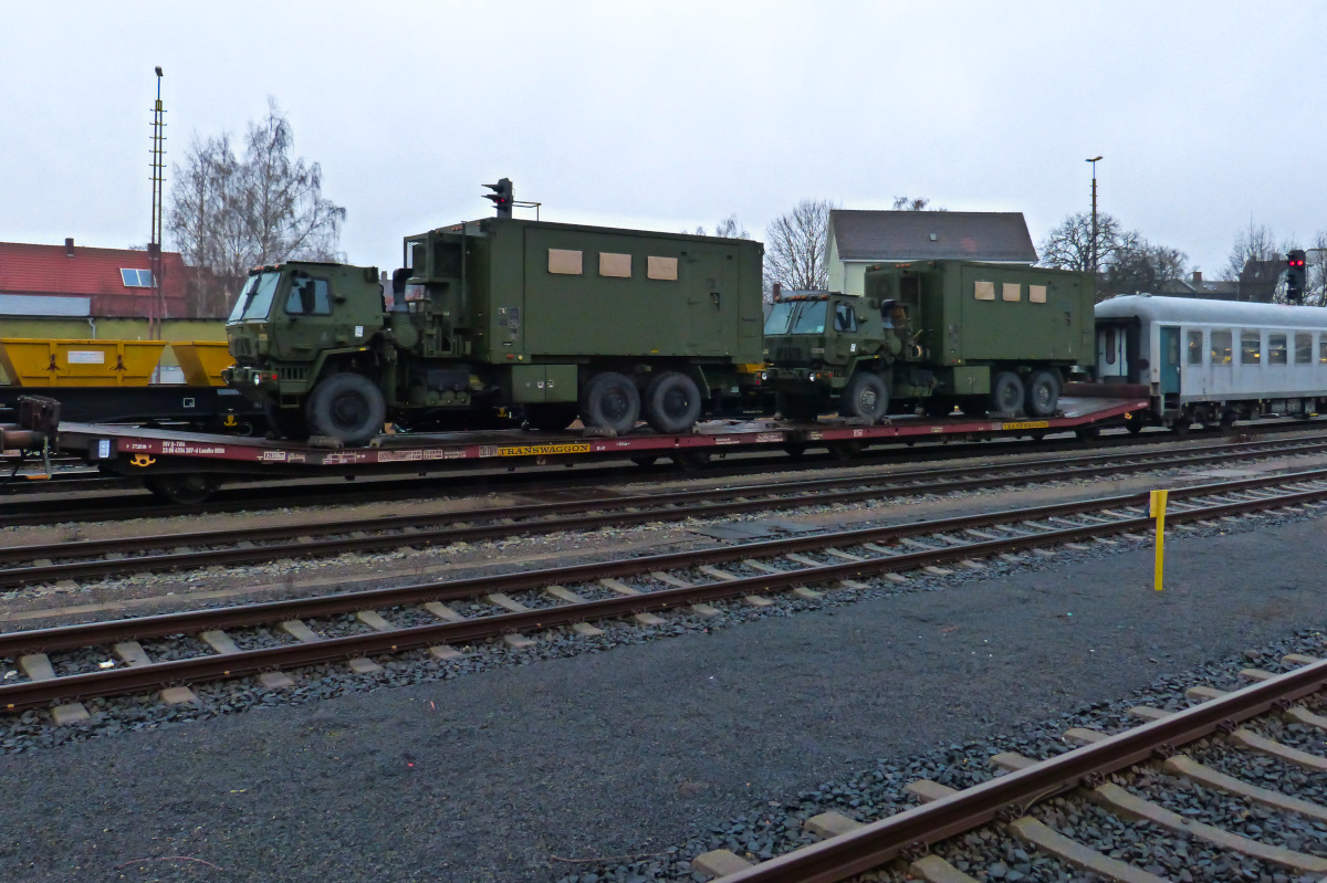 Lkws US- Army M1083 5to in einem Militärzug im Bahnhof Weiden Oberpfalz 22.12.2017