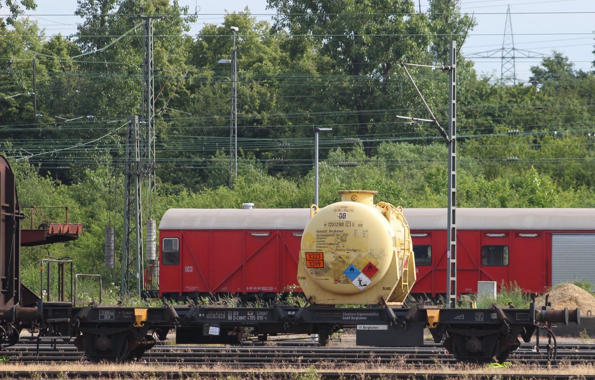 Llmps(Nr.:23 RIV 80 D-CHMT 4105 010-1) der Chemtura Organometallics GmbH Bergkamen mit Spezialbehälter, abgestellt im Rbf Gremberg am 24.05.2018.
Warntafel: X323/3399 Metallorganischer Stoff, flüssig, entzündbar, in gefährlicher Weise mit Wasser reagierend