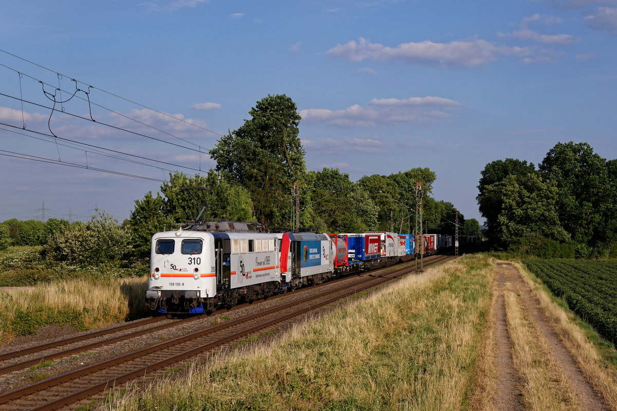 LM 139 135 mit GA 185 665 und einem Sonderzug anlässlich des 50. Jubiläum der Kombiverkehr KG in Bornheim (Rhld.), 01.07.2019.
