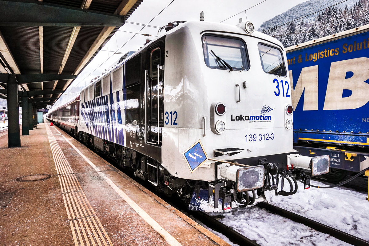 LM 139 312-3 steht am 10.2.2018 mit dem Schnee-Express im Bahnhof Schwarzach-St. Veit.
Am Abend machte sich die Garnitur wieder als DRV 13188 auf den Weg nach Hamburg Hbf.