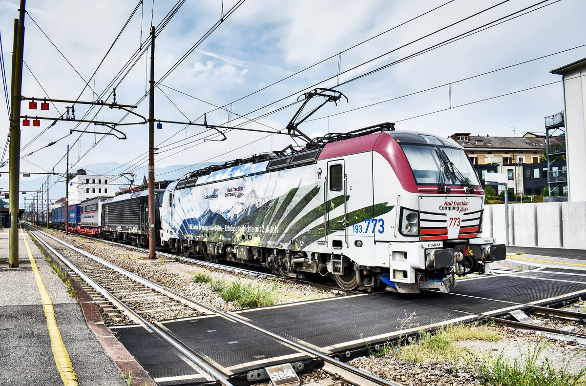 LM 193 773-9  150 Jahre Brennerbahn  und DISPO 189 104-3 warten im Bahnhof Bolzano/Bozen, mit einem Güterzug, auf die Weiterfahrt in Richtung Brenner.
Aufgenommen am 28.8.2019.