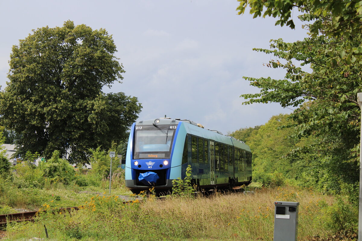 LM 613 von Nordjyske Jernbaner hat den Bahnhof Lindholm verlassen und befährt gleich den Bahnübergang  Thistedvej 