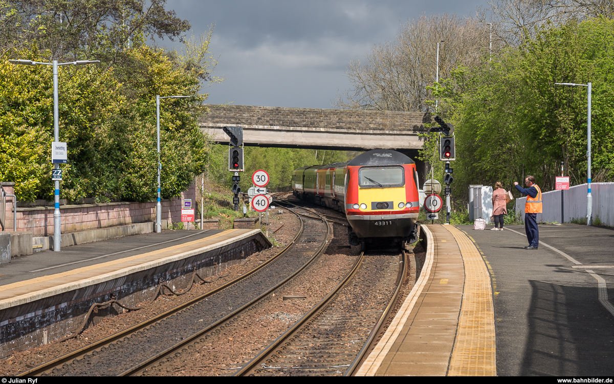 LNER HST 43311 erreicht am 27. April 2019 auf dem Weg von Aberdeen nach London King's Cross den Bahnhof Inverkeithing.