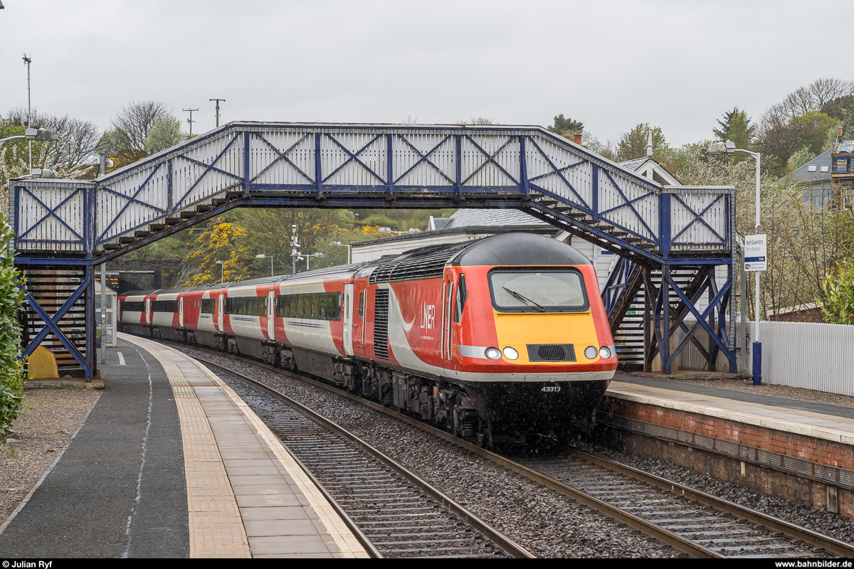 LNER HST 43313 durchfährt am 26. April 2019 auf dem Weg von Aberdeen nach London King's Cross den Bahnhof North Queensferry.