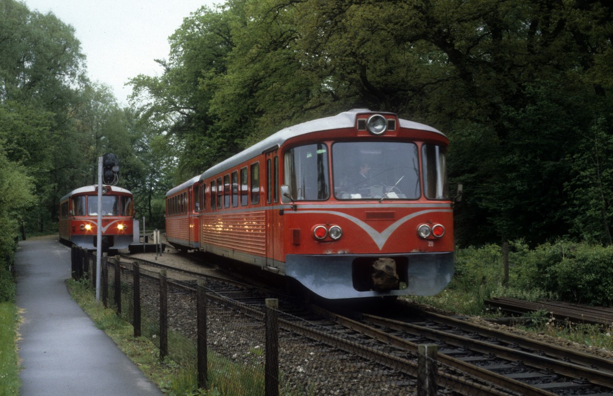 LNJ (Lyngby-Nærum-Jernbane, auch Nærumbanen genannt): Kommend aus Jægersborg erreicht ein Triebzug bestehend aus dem Triebwagen Ym 20 und einem Steuerwagen (Ys) am 25. Mai 1983 den Haltepunkt Fuglevad, während ein Triebzug in Richtung Jægersborg (Lyngby) am Bahnsteig  freie Bahn  abwartet.