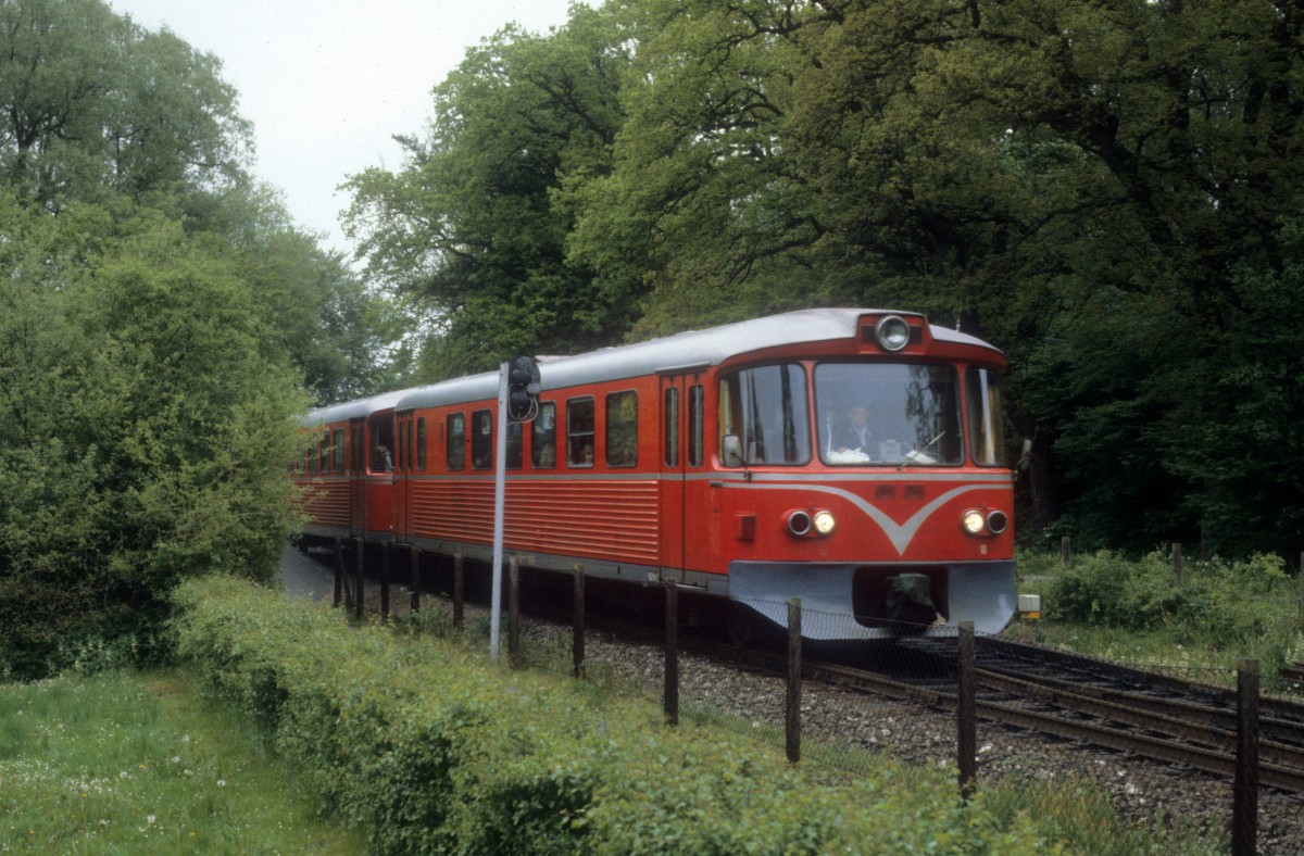 LNJ (Lyngby-Nærum-Jernbane, auch Nærumbanen genannt) Triebzug (Ym 18 + Ys) bei der Abfahrt in Richtung Jægersborg (Lyngby). Datum: 25. Mai 1983. - Heute fahren hier Triebzüge des Typs RegioSprinter des Bahnunternehmens Lokalbanen.