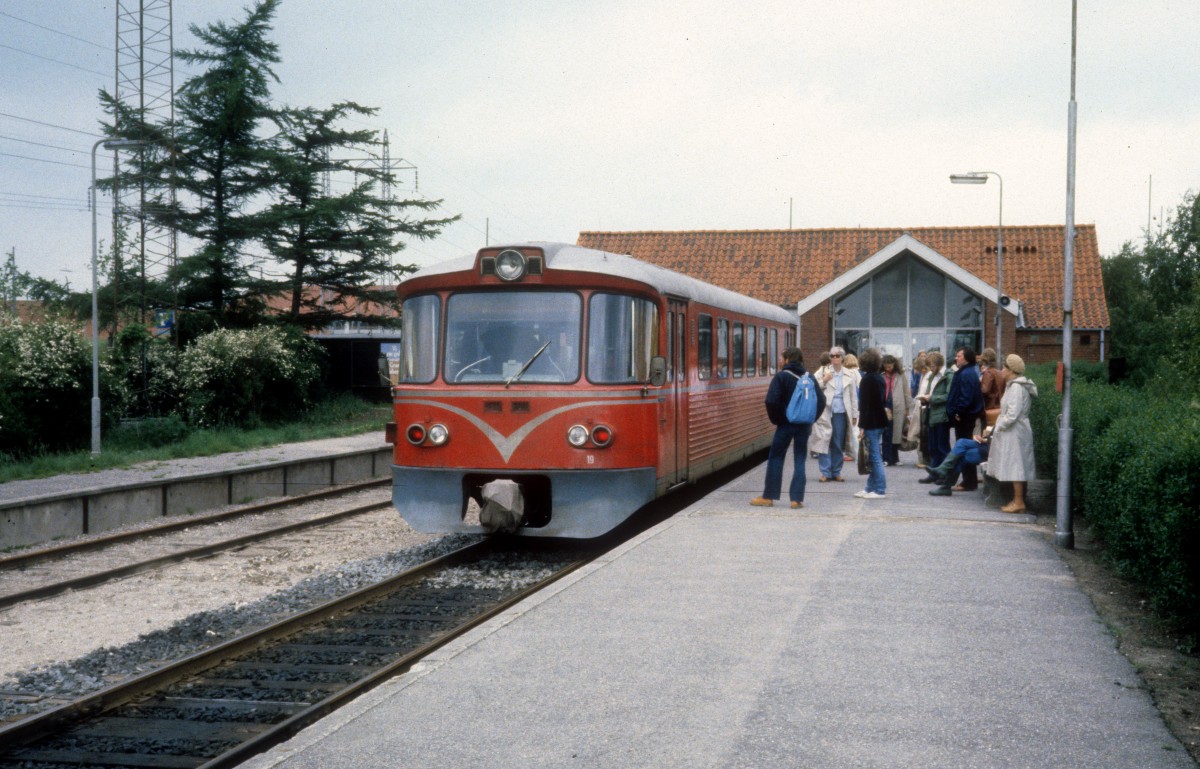 LNJ (Lyngby-Nærum-Jernbane, auch Nærumbanen genannt) Triebwagen Ym 19 Bahnhof Nærum am 2. Juni 1981.