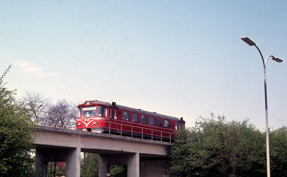 LNJ (Lyngby-Nærum-Jernbane, Nærumbanen): Ein Triebwagen des Typs Ym auf der Brücke über Klampenborgvej in Lyngby am 7. mai 1972.