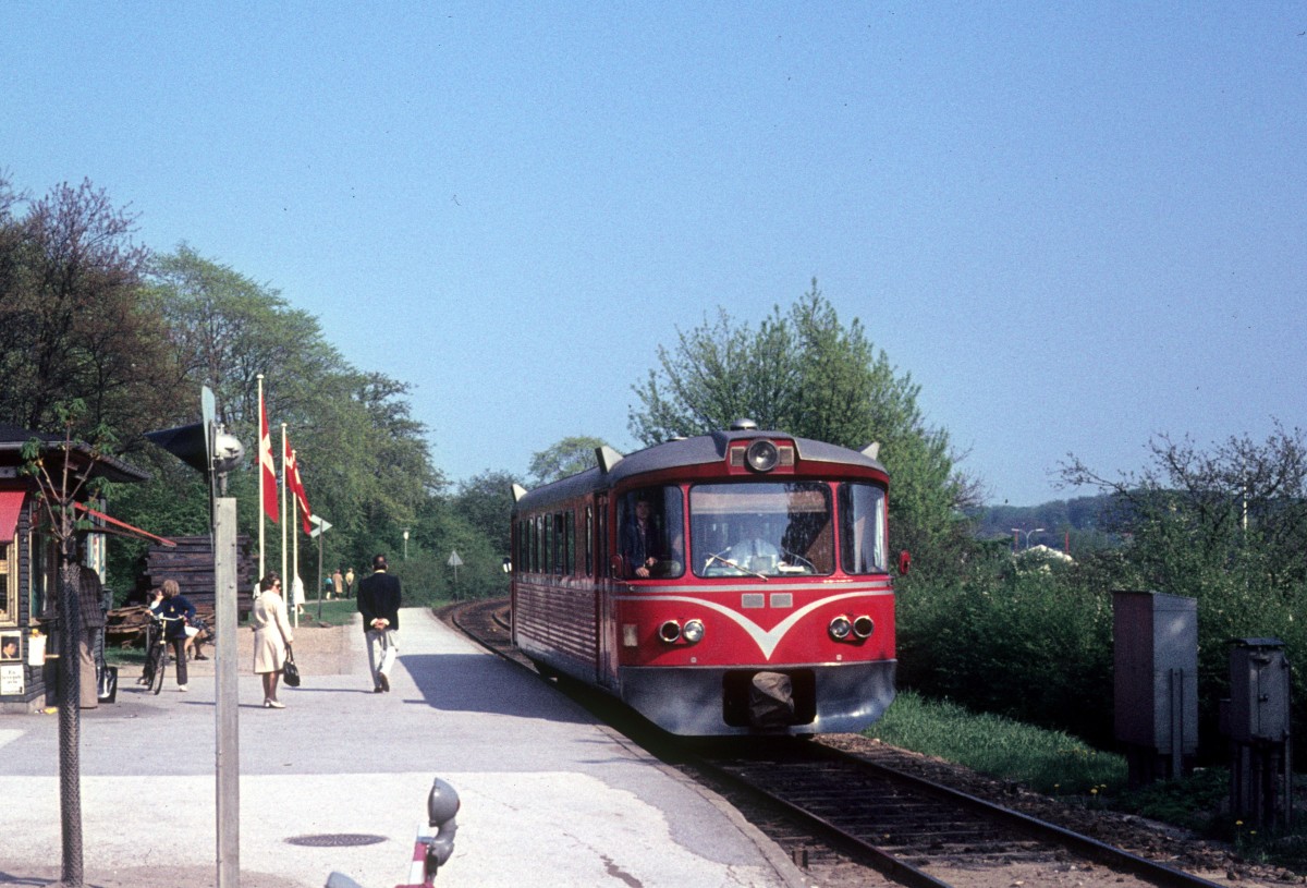 LNJ (Lyngby-Nærum-Jernbane, Nærumbanen): Ein Triebwagen des Typs Ym am Haltepunkt Lyngby Lokal am 7. Mai 1972. - Die LNJ hatte 1972 drei von diesen Triebwagen, Ym 17 - 19, die 1968 von der Waggonfabrik Uerdingen gebaut worden waren. 1973 empfing die Bahn einen vierten Tw, Ym 20. Die Triebwagen waren dieselhydraulisch und besassen zwei Daimler Benz OM407h-Motoren. 