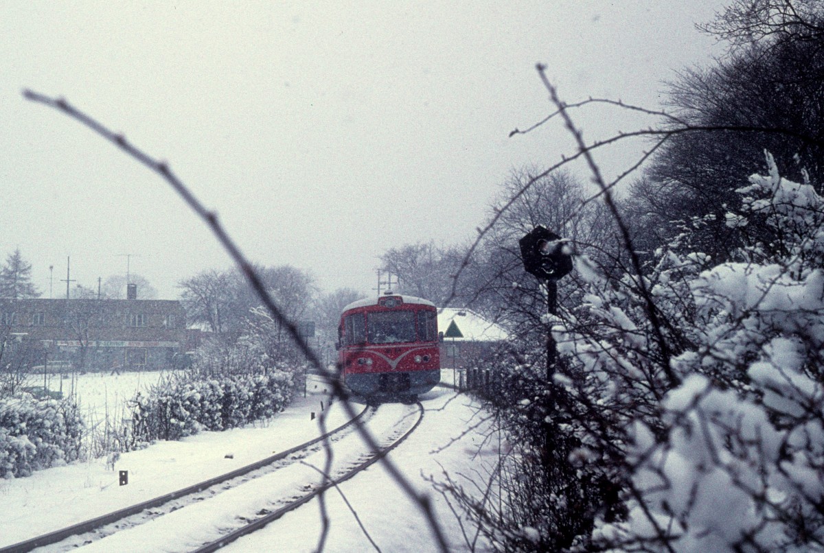 LNJ im März 1975: Der Triebwagen (Ym) hat gerade den Haltepunkt Lyngby Lokal verlassen.