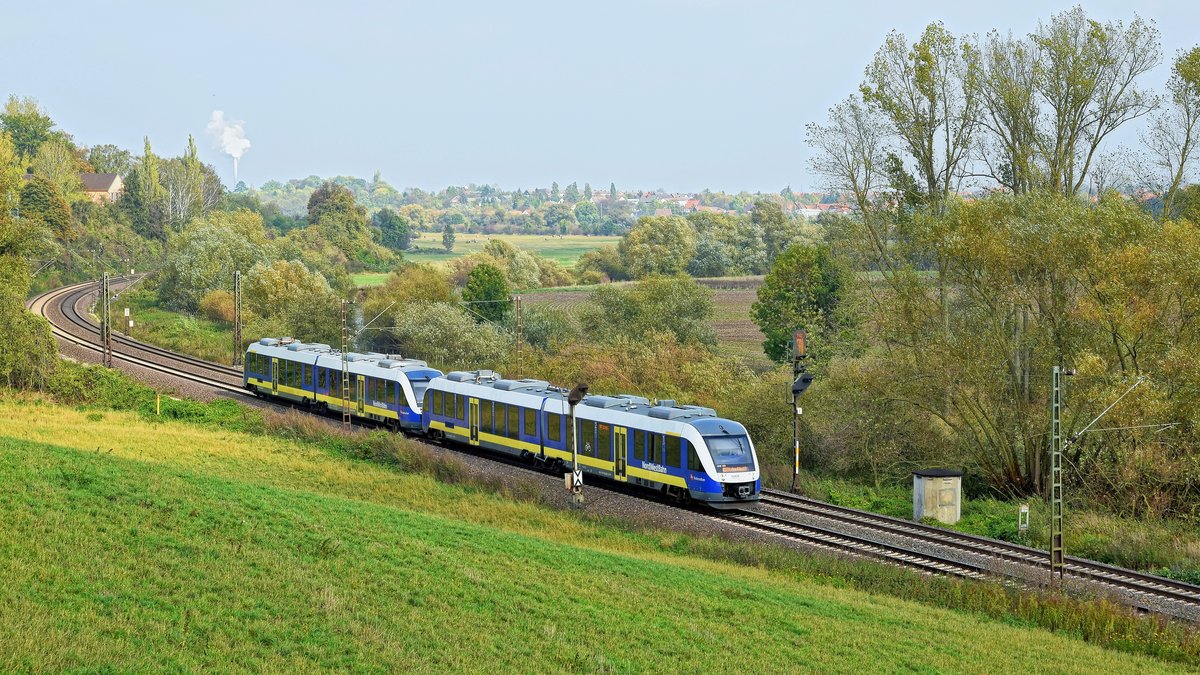 LNVG 648 183/683 und 648 076/576, vermietet an NWB (VT 648 183 und VT 648 076), als RB 77 (82968)  Weser-Bahn  Hildesheim Hbf - Löhne (Westf) (Elze, 24.10.19).