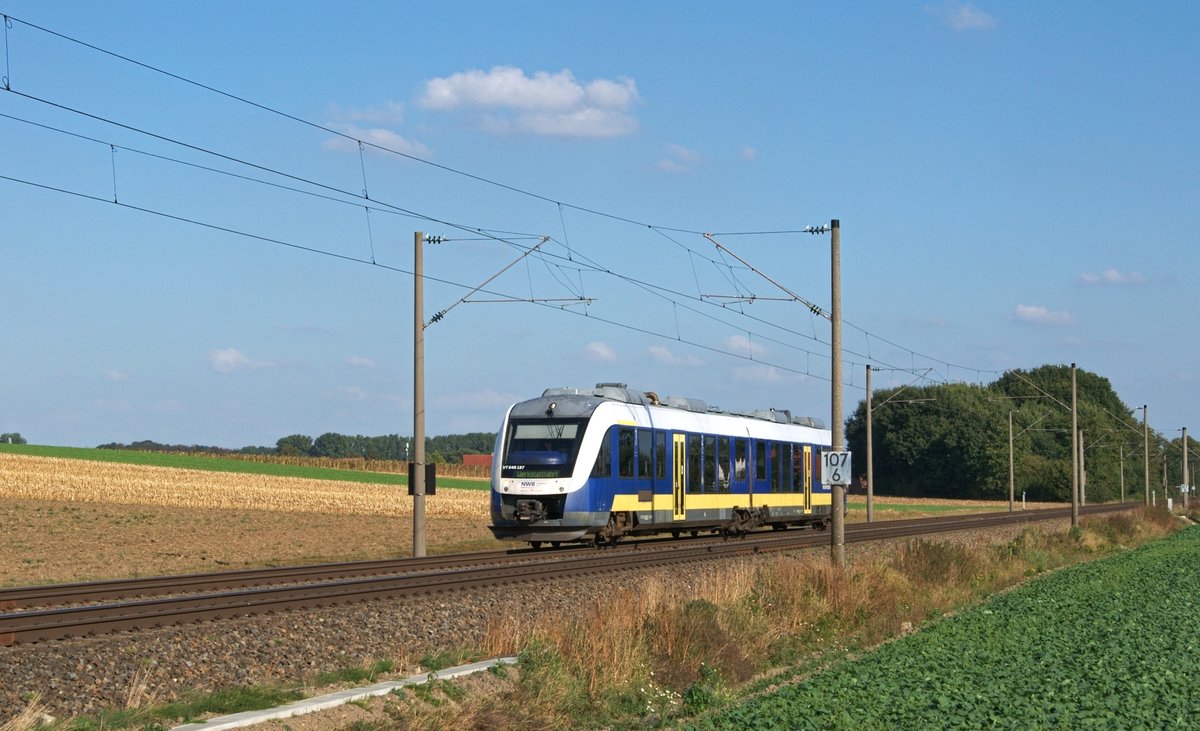 LNVG 648 187/687, vermietet an NWB (VT 648 187), ist am 27.09.16 zwischen Bruchmühlen und Melle, als Werkstattfahrt deklariert, in Richtung Osnabrück unterwegs.