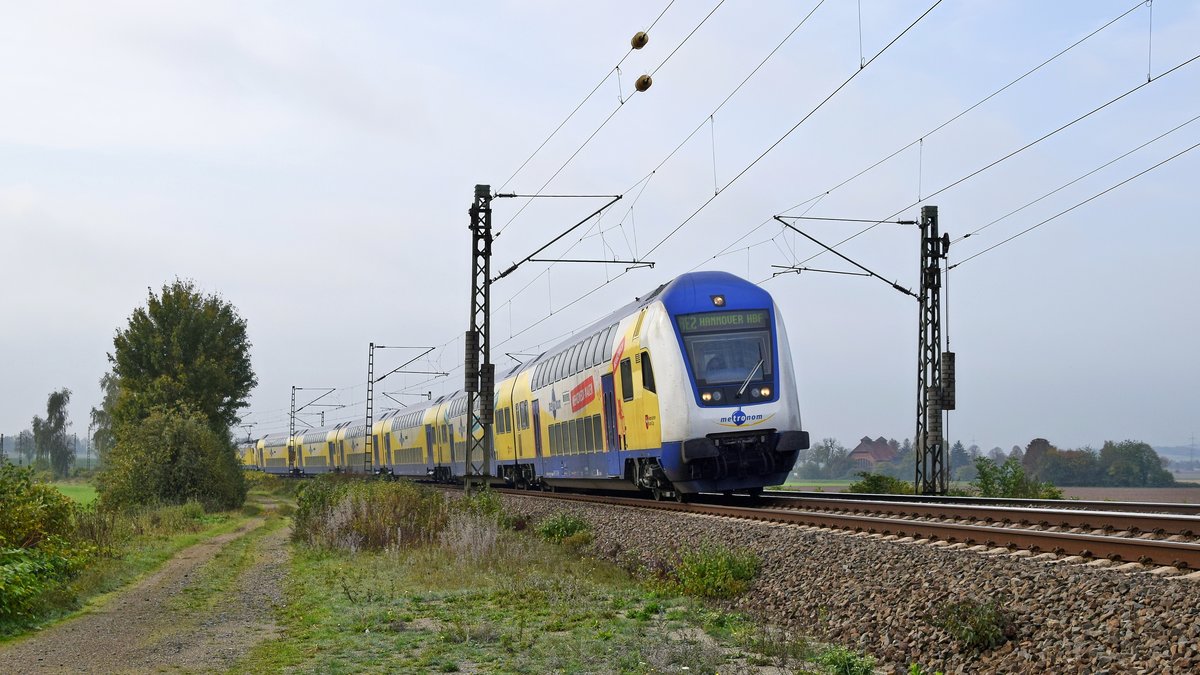 LNVG-Regionalzug mit Steuerwagen voraus, vermietet an Metronom, als ME RE 2 (82822) Göttingen - Hannover Hbf, Schublok 146 537 (Burgstemmen, 24.10.19).