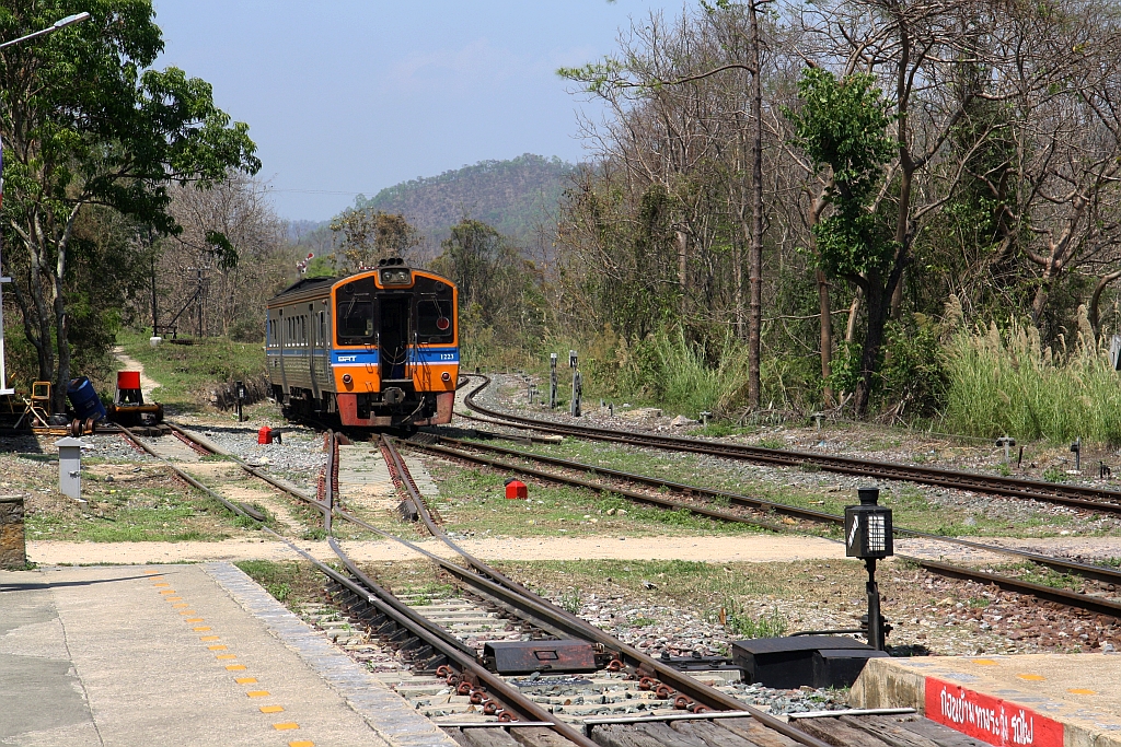 LOC 407 (Nakhon Sawan - Chiang Mai) mit dem NKF 1223 als letztes Fahrzeug verlässt am 23.März 2023 die Khun Tan Station.