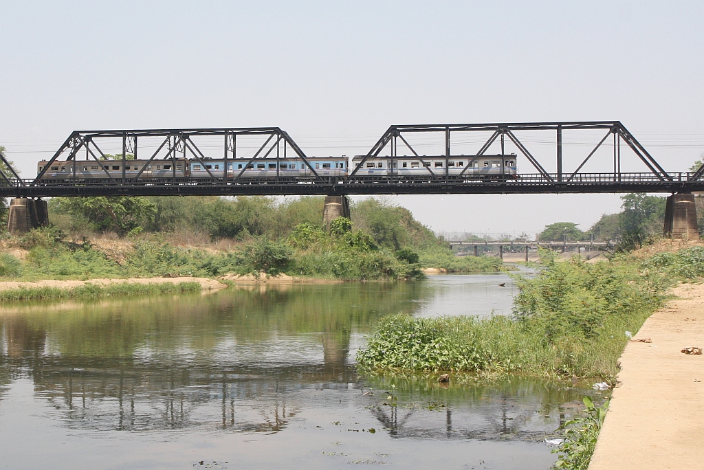 LOC 407 (Nakhon Sawan - Chiang Mai), bestehend aus NKF 1236, NKF 1249 und NKF 1242 am 24.März 2023 auf der 296,68m langen Saphan Dam (=Schwarze Brücke) über den Mae Nam Wang.