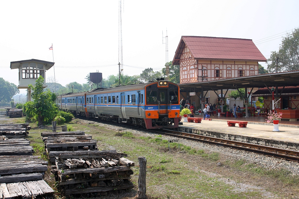 LOC 407 (Nakhon Sawan - Chiang Mai) mit dem THN 1132 als erstes Fahrzeug am 25.März 2023 in der Ban Pin Station.