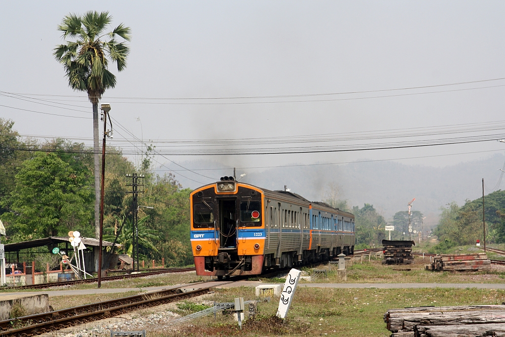 LOC 407 (Nakhon Sawan - Chiang Mai) mit dem NKF 1232 als letztes Fahrzeug verlässt am 25.März 2023 die Ban Pin Station.