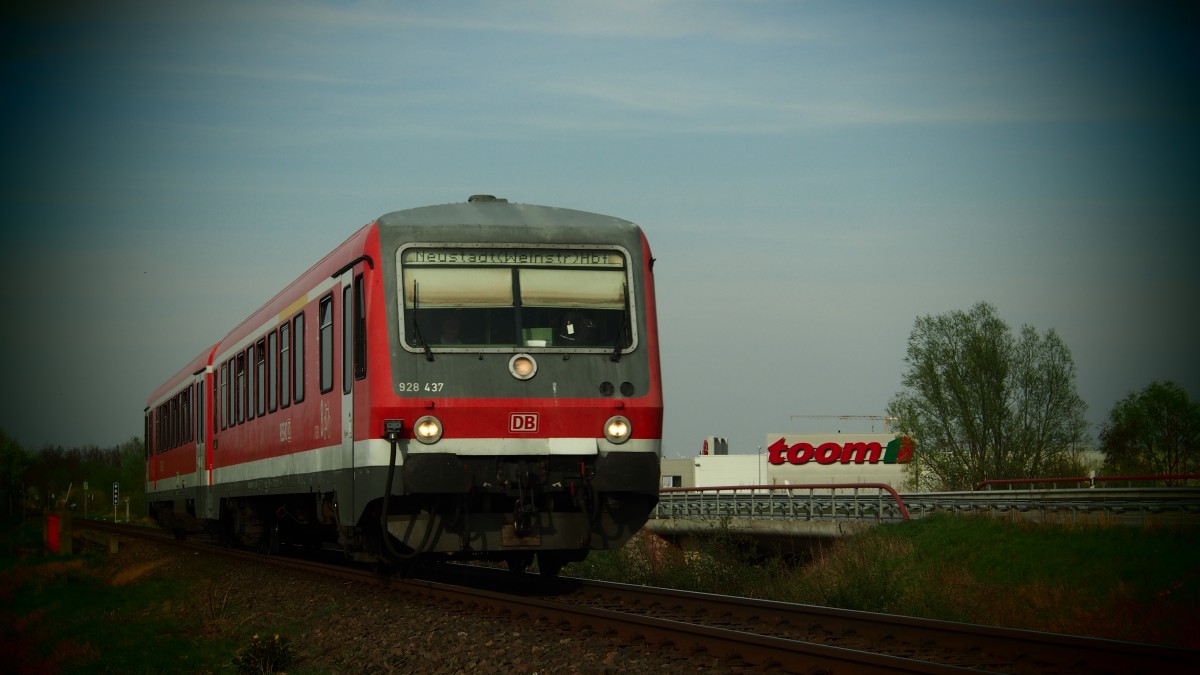 Lochkamera-Effekt.
628 437 als RB 28451 fährt von Grünstadt nach Neustadt/W., hier kurz vor Bad Dürkheim-Trift, abgerundet um den Effekt einer Lochkamera.

Bad Dürkheim, der 29.03.2014